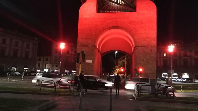 Giornata della Sclerosi multipla, a Firenze porte colorate di rosso 