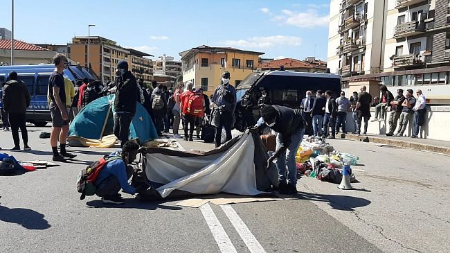 Tende smontate, gli occupanti liberano il ponte di piazza Puccini