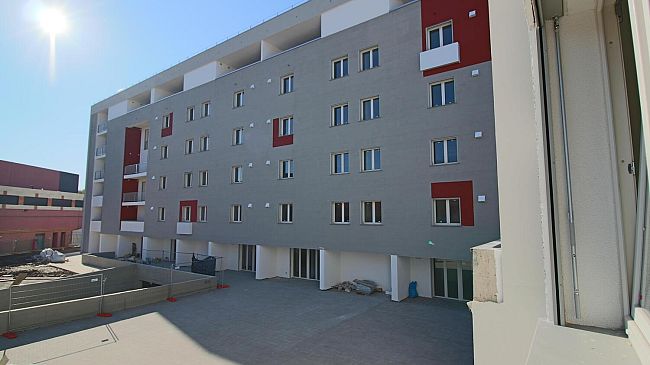 Aggressione in via Toscanini: un agente ferito nell'alloggio Erp