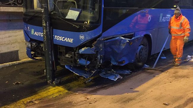 Firenze: scontro tra bus e furgone in via dello Statuto