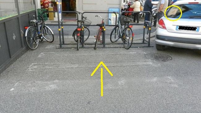 Rastrelliere per le biciclette e la rampa diventa inutile