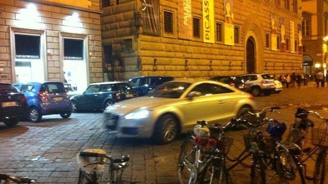 Piazza Strozzi, il salotto parcheggio nel cuore di Firenze
