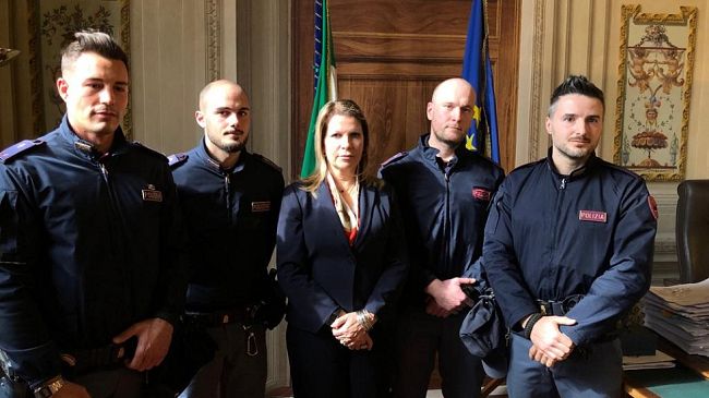 Incendio in un palazzo a Firenze: poliziotti intervengono e salvano gli anziani inquilini