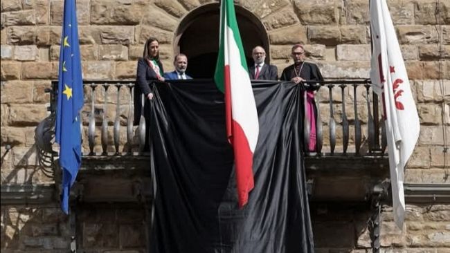 Morto Papa Francesco, drappo nero in Palazzo Vecchio 