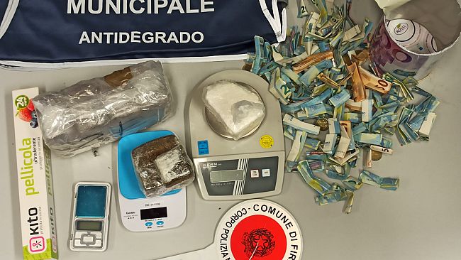 Troppo agitato durante un controllo, spacciatore scoperto e arrestato
