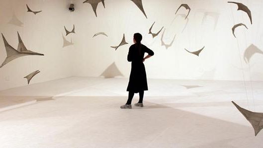 Una mostra di sculture sospese