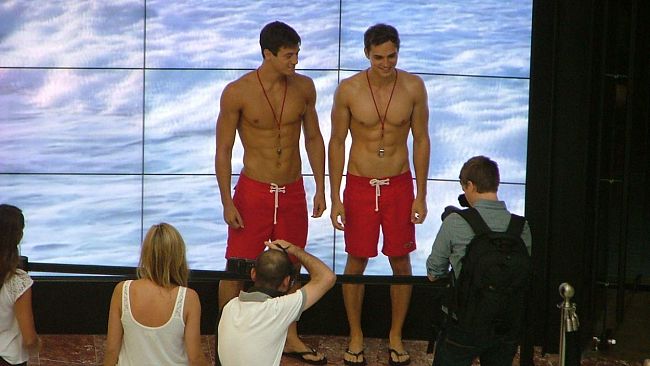 Hollister Co.: 400 in coda per l’apertura del nuovo store