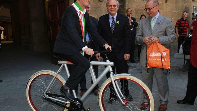 Per Renzi un regalo dall'Olanda, una biciclettata notturna tutta arancione