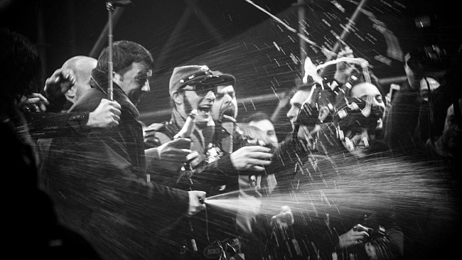 Capodanno: Renzi stappa lo spumante in piazza Stazione