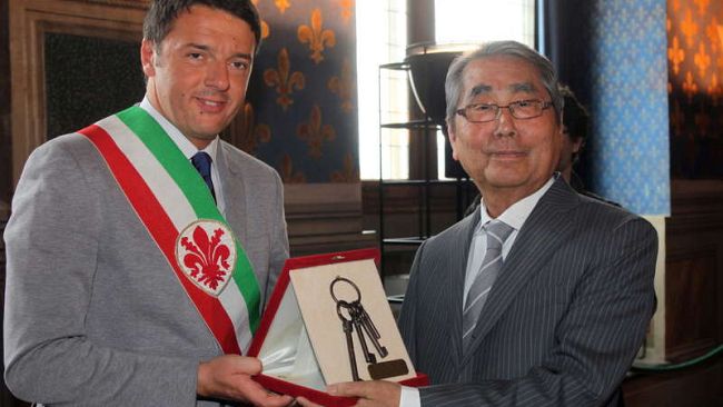 Renzi consegna le chiavi della città all'imprenditore giapponese Okada