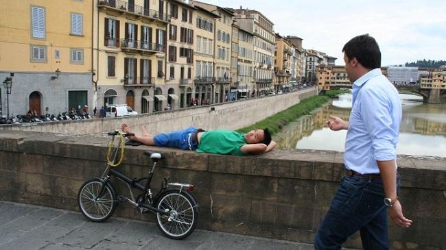 Santa Trinita, l'orribile cordolo che salva la vita?