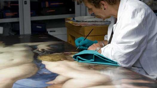 Uffizi, cede un solaio: operaio mette il piede sull'affresco del '500