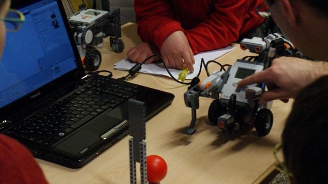 Il nostro futuro tra rivoluzione tecnologica, intelligenza artificiale e robot