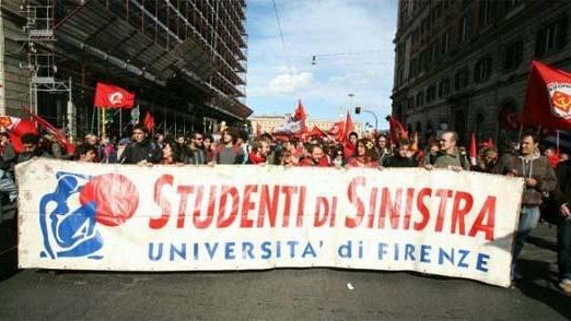 Firenze: corteo degli studenti danneggia vetrina di banca