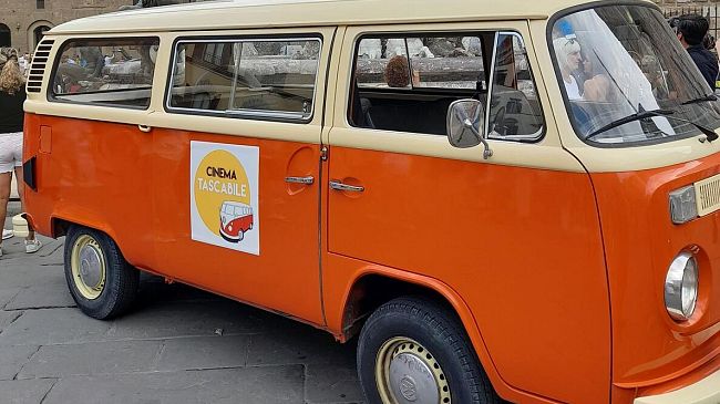 Il furgoncino di Cinema Tascabile porta il cinema sotto casa