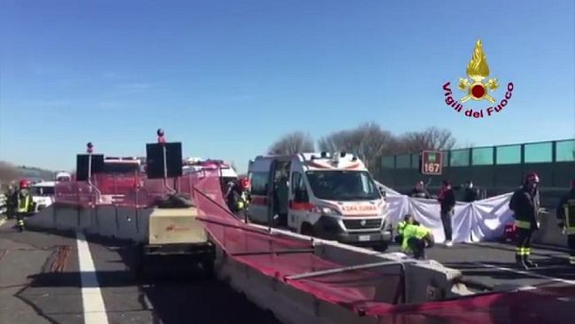 Crolla cavalcavia in Autostrada: morti e feriti