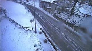 Neve in Appennino: A1 imbiancata, prudenza sulle strade del Mugello