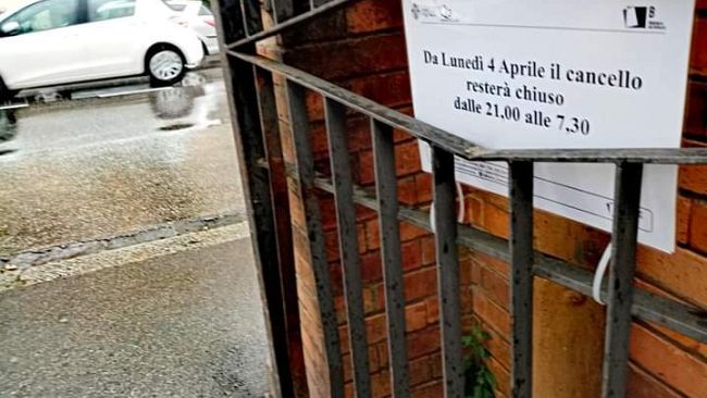 Galluzzo, cancelli sbarrati di notte nell'area scuola 