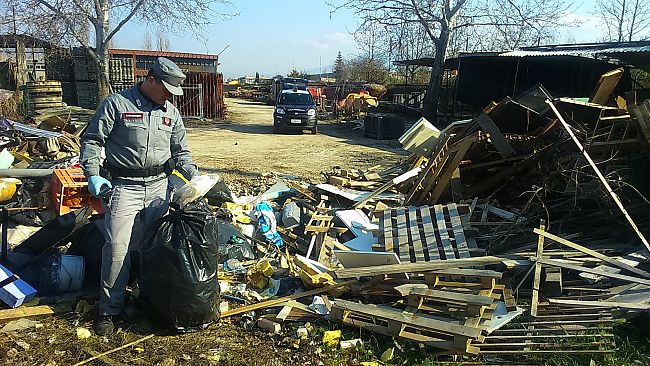 Discarica di rifiuti speciali: scarti edili abbandonati su un terreno