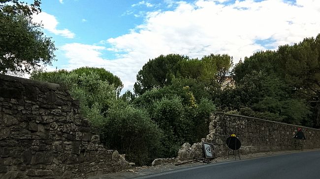 Crolla muro sotto la Certosa: sfondato da un'auto 