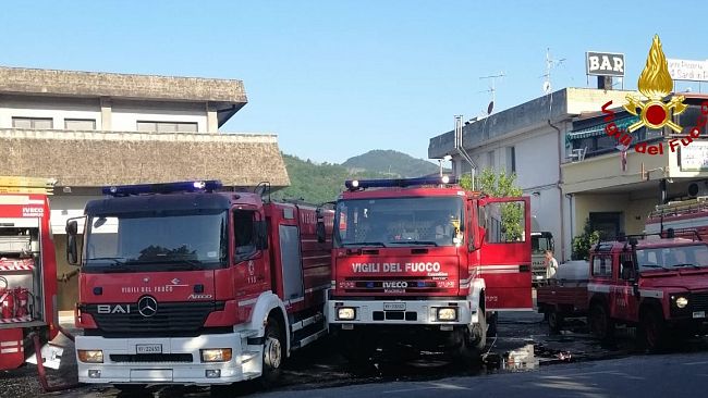 Aulla, vasto incendio in un deposito di giocattoli