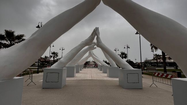 Versilia: le mani di Lorenzo Quinn abbracciano Tonfano