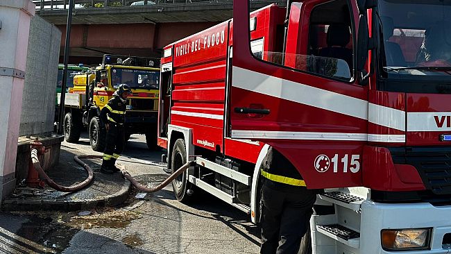Incendio sotto il ponte all'Indiano