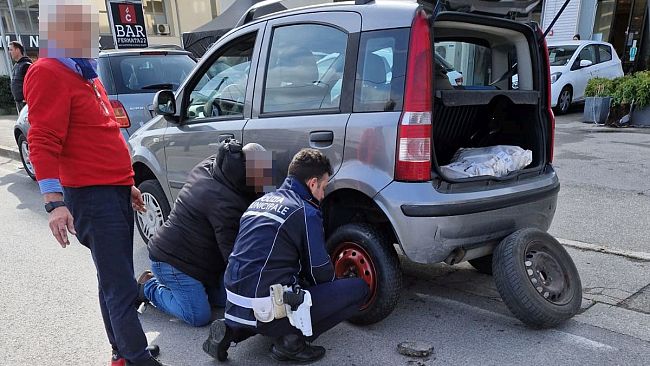 Vigili gommisti per aiutare un anziano in difficoltà