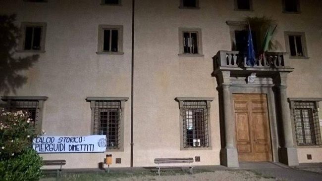 Calcio Storico, striscione di CasaPound contro il presidente Pierguidi