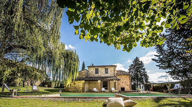I colori caldi del casale della Ambrogio e Giovanni Folonari Tenute