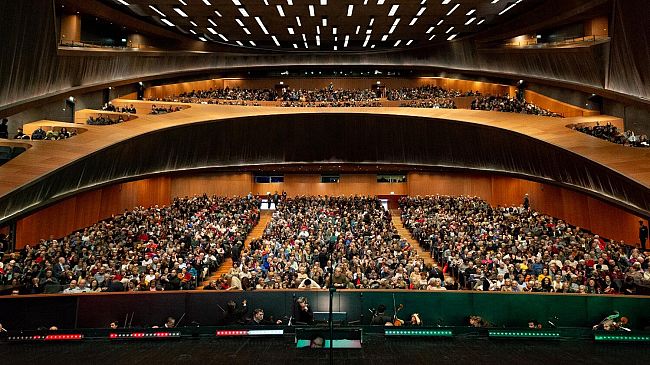 Maggio, il pubblico intona “buon compleanno” all’Orchestra
