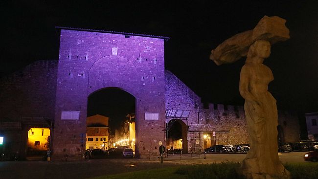 Firenze, le porte storiche illuminate di viola