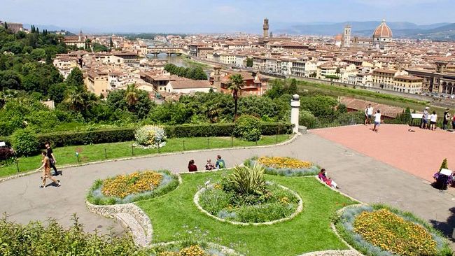 Firenze fiorita: ecco l'opera dei giardinieri comunali