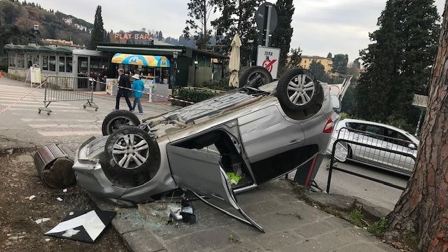 Incidente al piazzale Michelangelo: perde il controllo, auto si ribalta