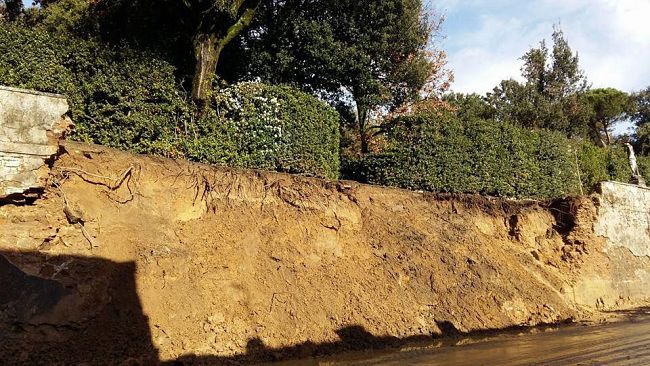 Nubifragio nella notte, crollano le mura della Villa Medicea