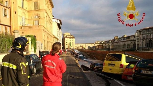 Voragine sul lungarno, sprofondano auto in acqua