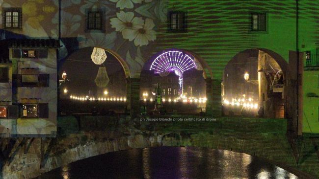 La bellezza di Firenze ripresa di notte con il drone