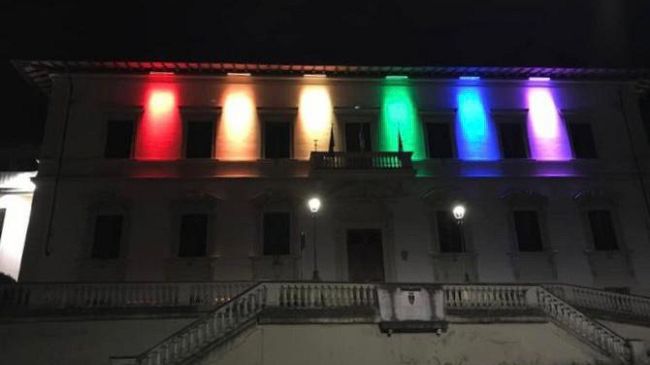 Ucraina, l’arcobaleno della pace illumina Bagno a Ripoli