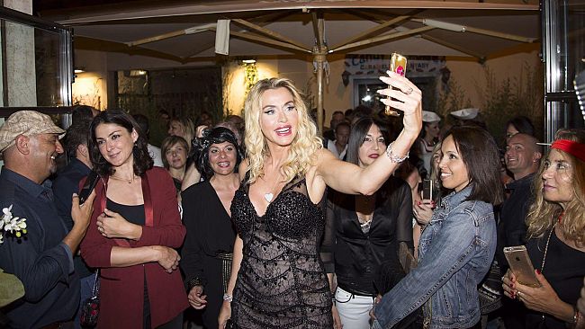 Venerdì Valeria Marini a Pietrasanta