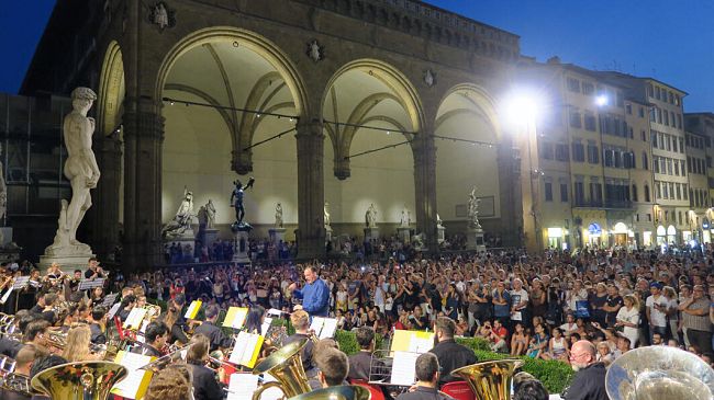 Parata di Ottoni internazionali in Piazza della Signoria