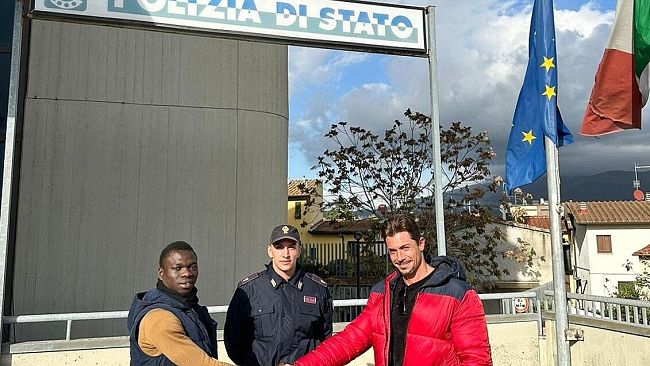 Un disoccupato guineano trova un portafogli e lo consegna alla Polizia