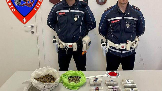 Fugge all’alt dei vigili: in casa aveva 5 kg di droga