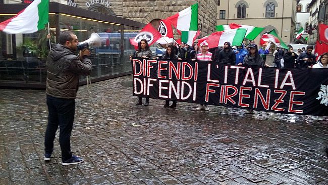 Firenze: i fumogeni della destra contro l'arte di Ai Wei Wei