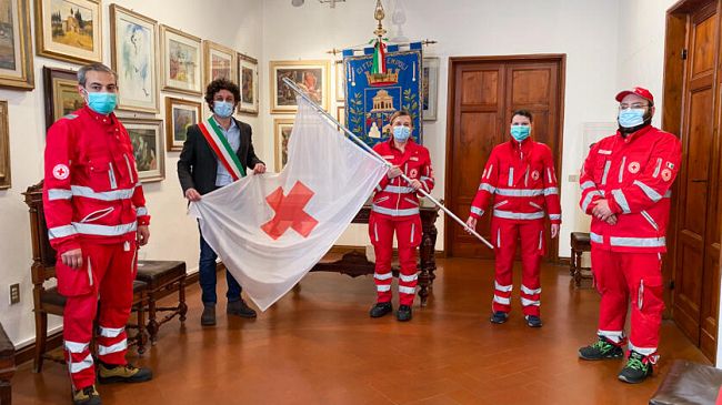 Croce Rossa Italiana, la bandiera in Comune a Empoli