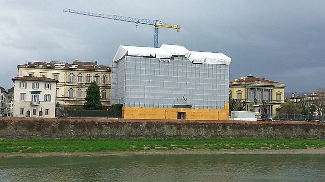 Cosa si cela dietro i tendaggi che coprono il Consolato USA di Firenze?