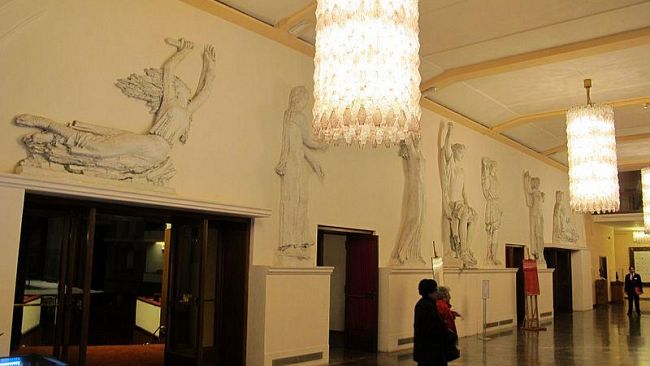 Al posto dell'ex teatro comunale appartamenti di lusso per stranieri