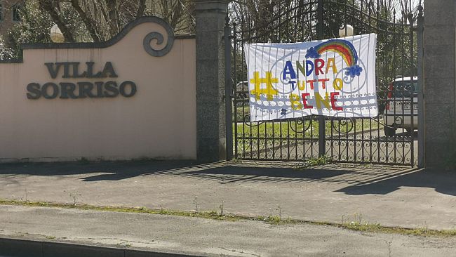 AndràTuttoBene, lo striscione fatto dagli ospiti della rsa
