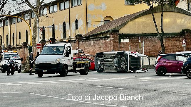Incidente in viale Amendola, mezzo ribaltato in strada