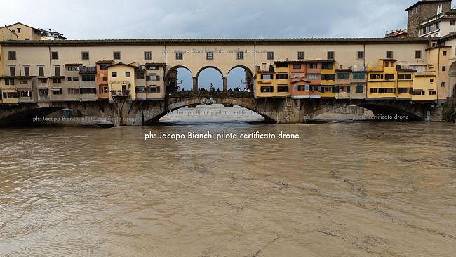 Arno, il colmo di piena atteso nel pomeriggio a Firenze