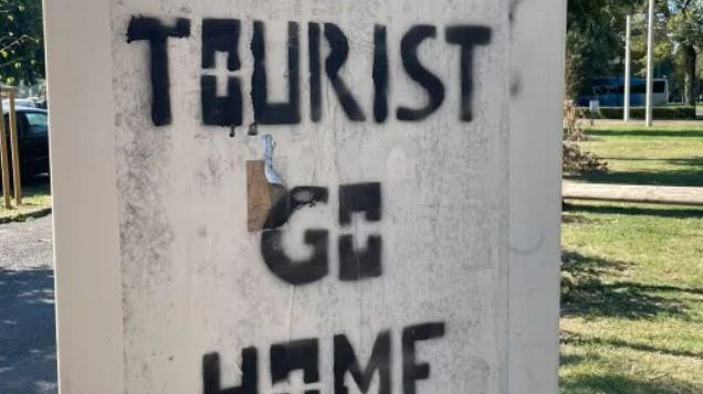 Tourist go home, la scritta della vergogna